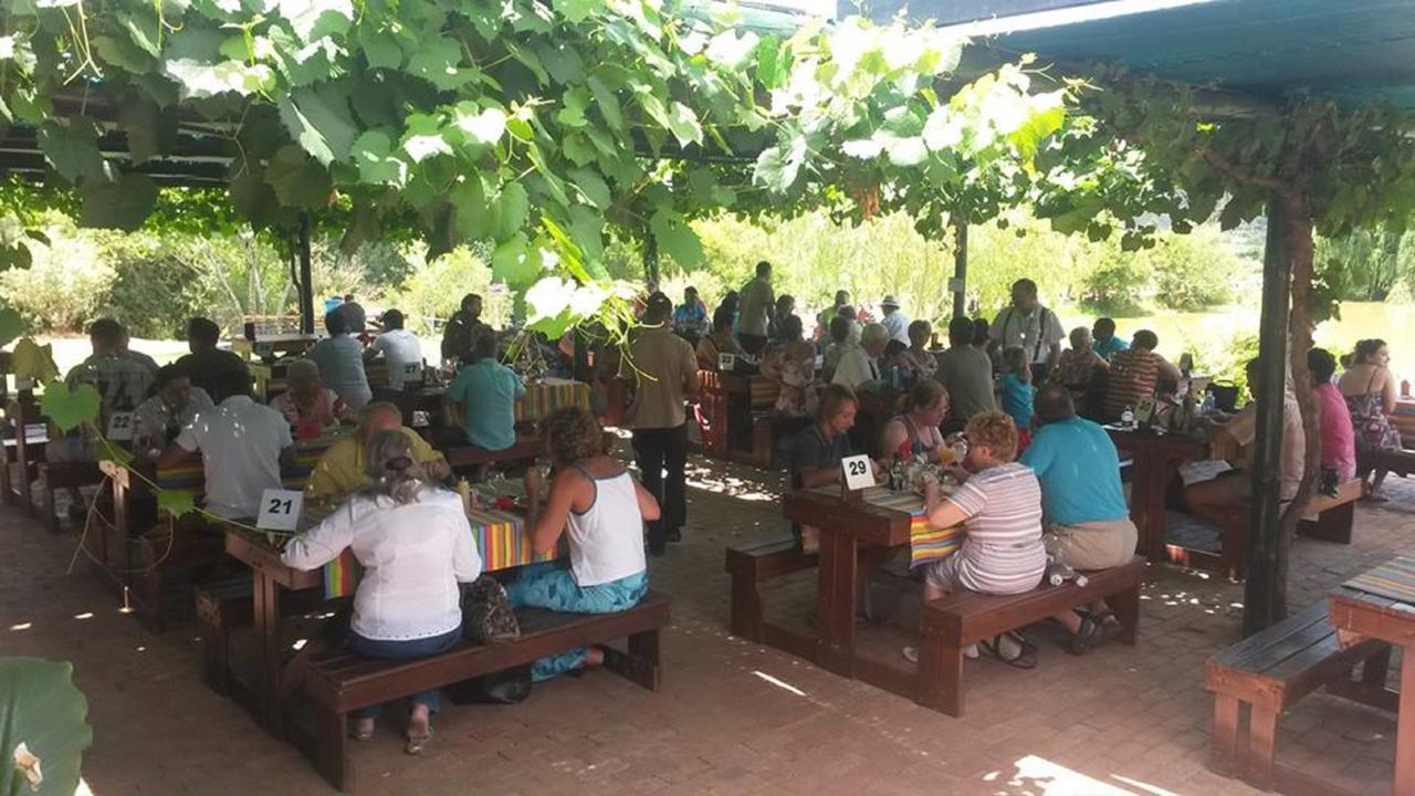 Wilgewandel Holiday Farm & Day Restaurant Oudtshoorn Exterior foto